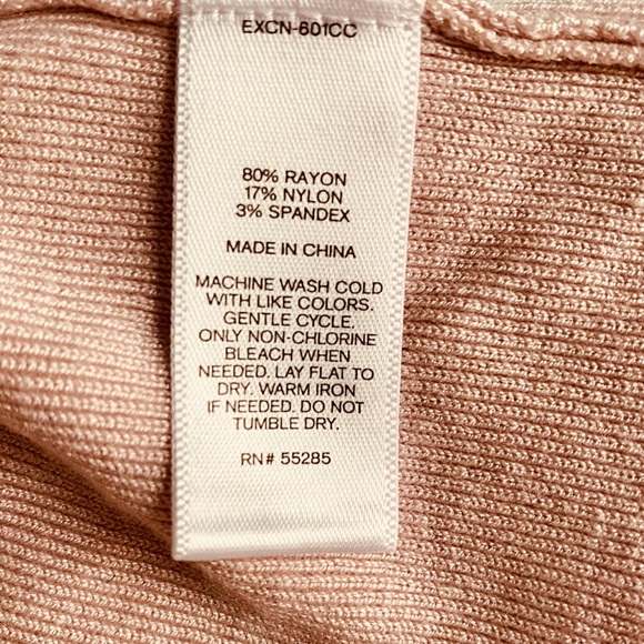 💜💗 NWT EXPRESS CUTOUT LIGHT KNIT SLEEVELESS TOP - Picture 3 of 4